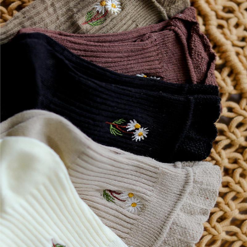 Autumn Winter Retro Chrysanthemum Embroidery Ruffle Socks