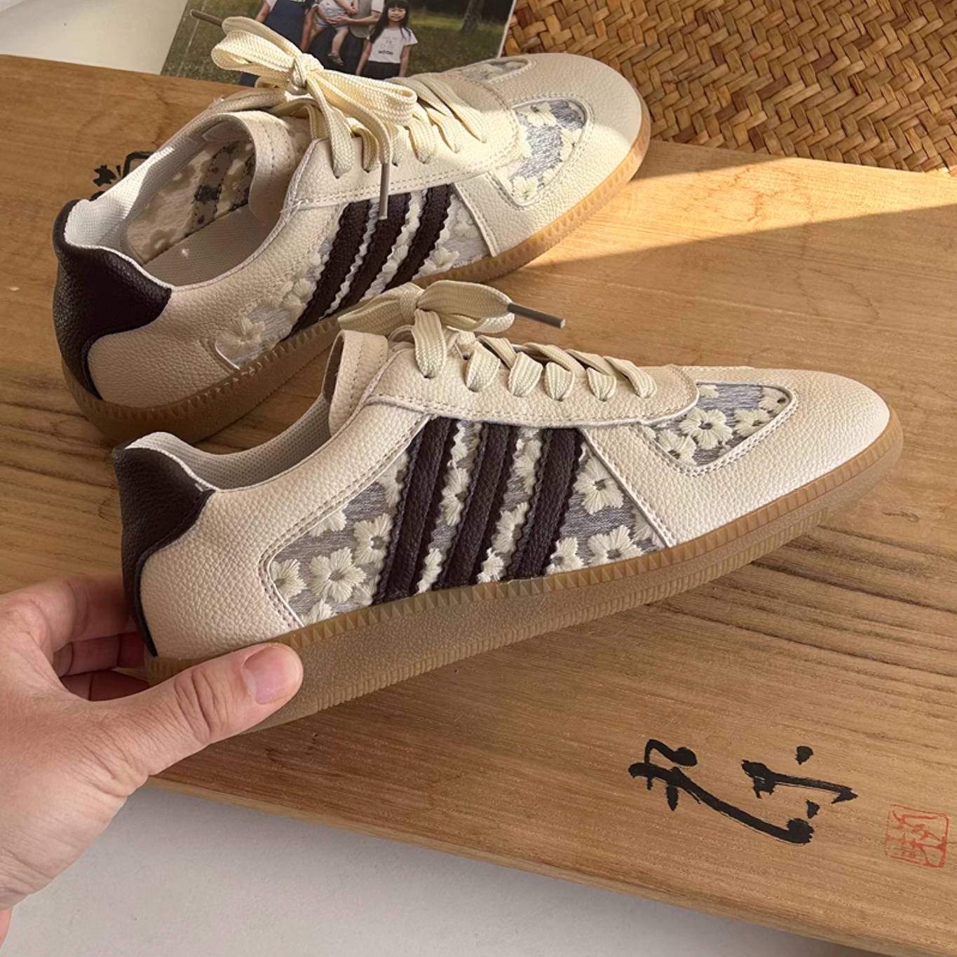 Retro Leather Breathable Mesh Embroidered Lace-Up Sneakers