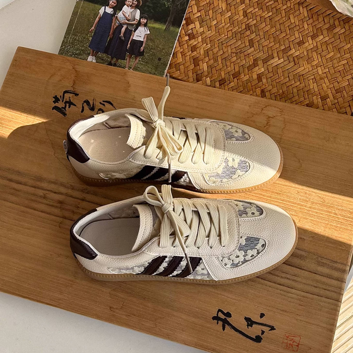 Retro Leather Breathable Mesh Embroidered Lace-Up Sneakers