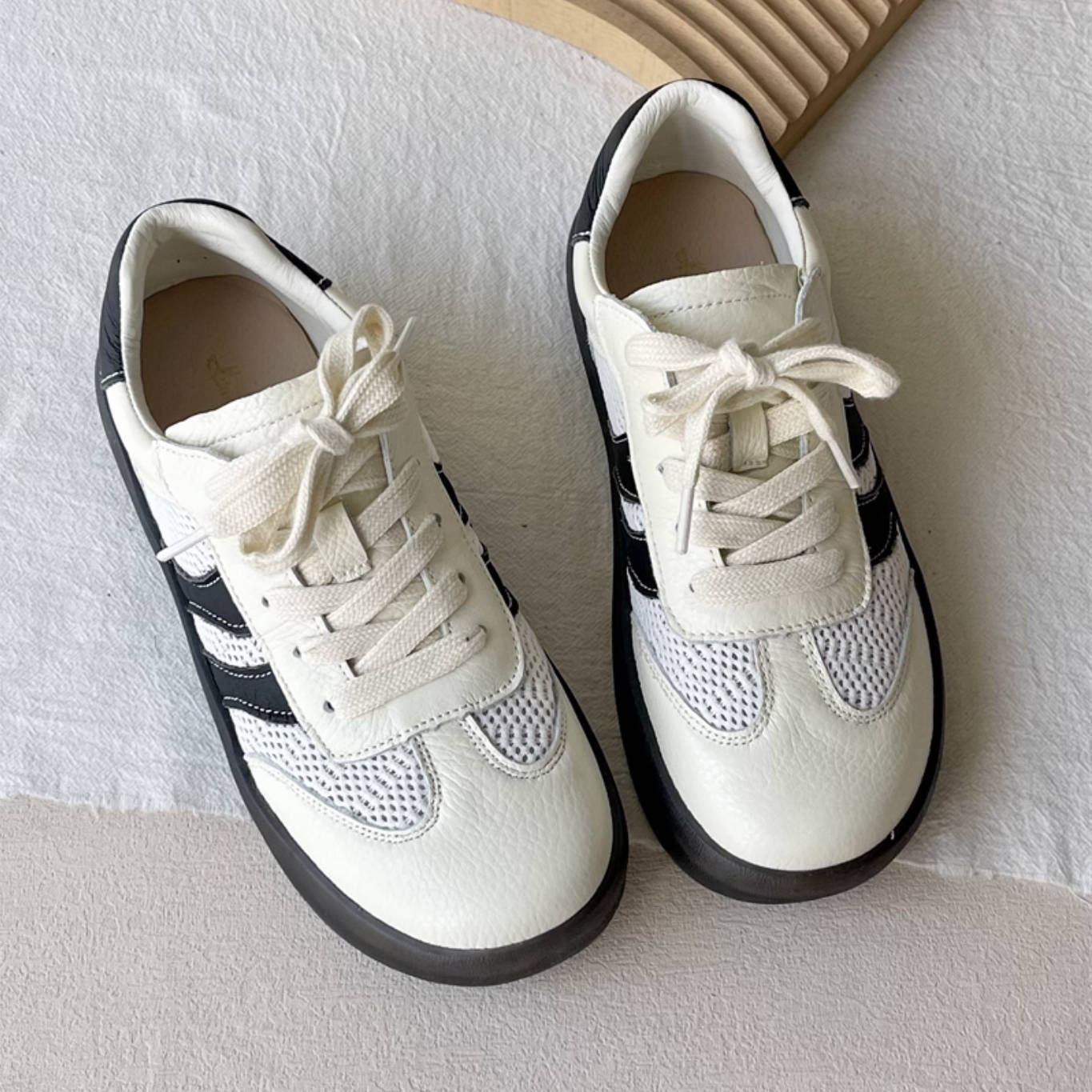 Women Retro Leather Mesh Patchwok Soft Sole Sports Sneakers