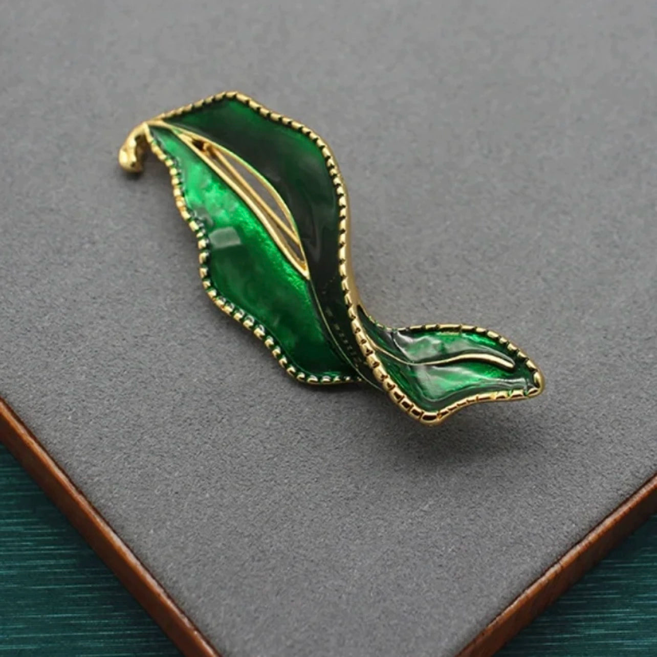 Vintage Women Green Leaf 18K Gold Coat Pin
