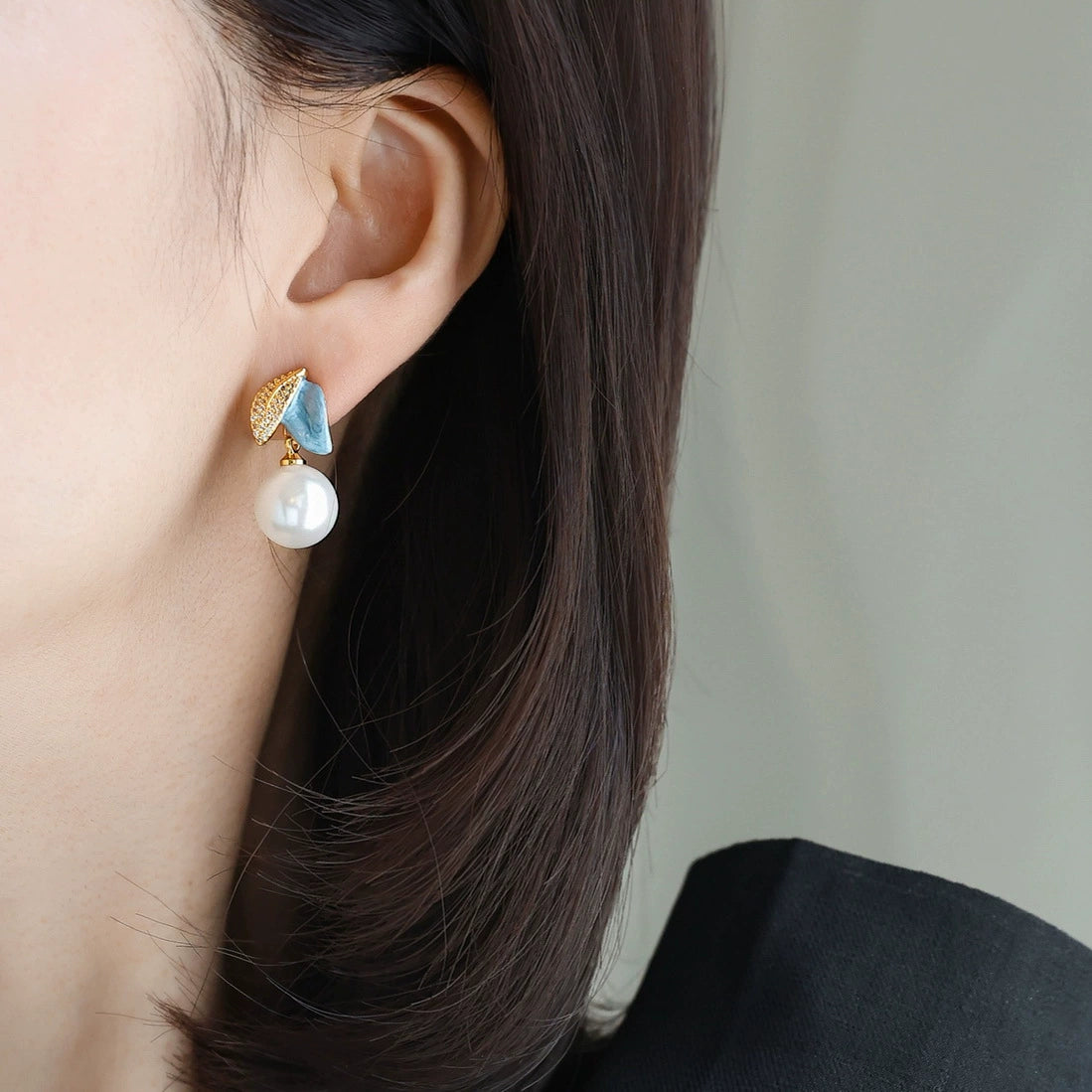 Women Elegant Vintage Enamel 18K Gold Pearl Asymmetrical Earrings