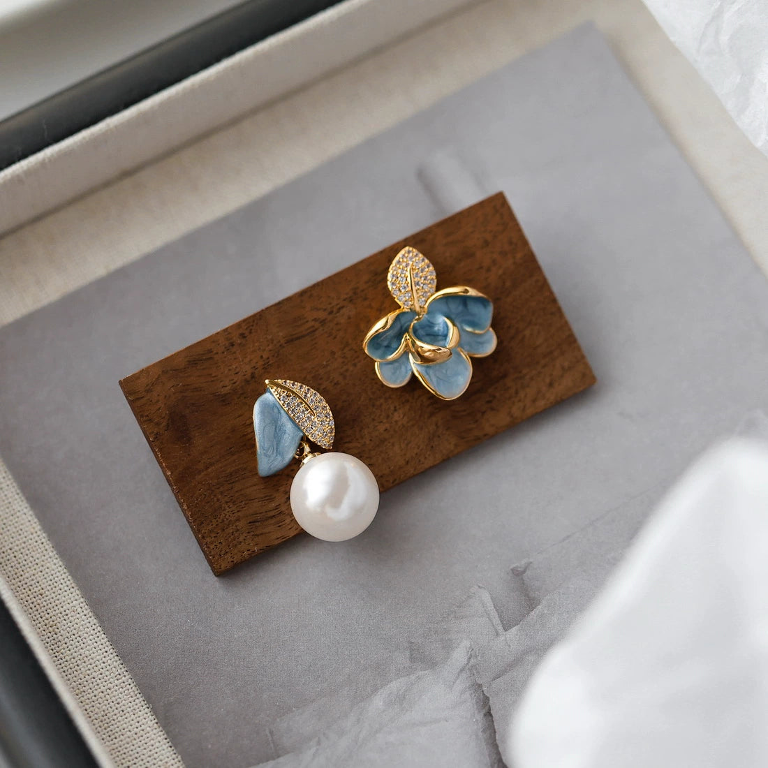 Women Elegant Vintage Enamel 18K Gold Pearl Asymmetrical Earrings