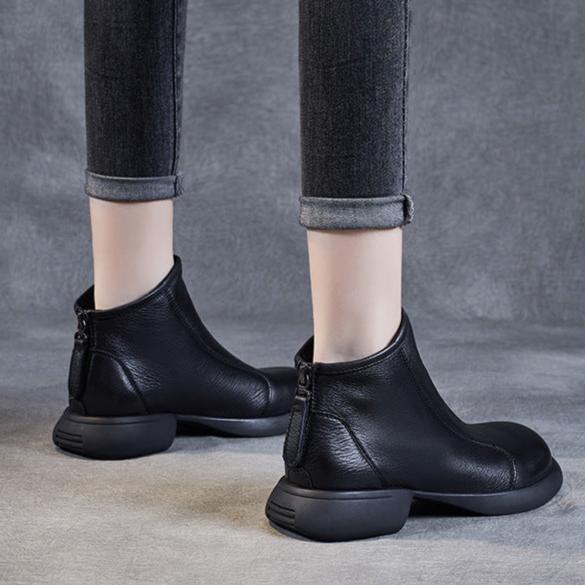 Botas minimalistas de cuero negro suave de primavera 