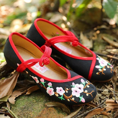 Exquisite Women Ethnic Flower Embroidery Black Cloth Shoes - Babakud